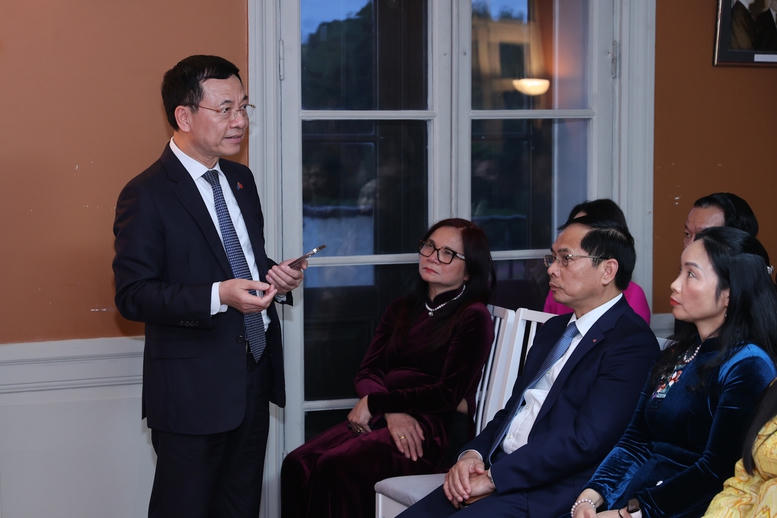 Thủ tướng gặp gỡ kiều bào tại Thụy Điển: 'Tự lo được cho mình cũng là yêu nước'