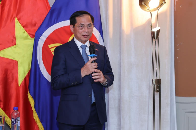 Thủ tướng gặp gỡ kiều bào tại Thụy Điển: 'Tự lo được cho mình cũng là yêu nước'