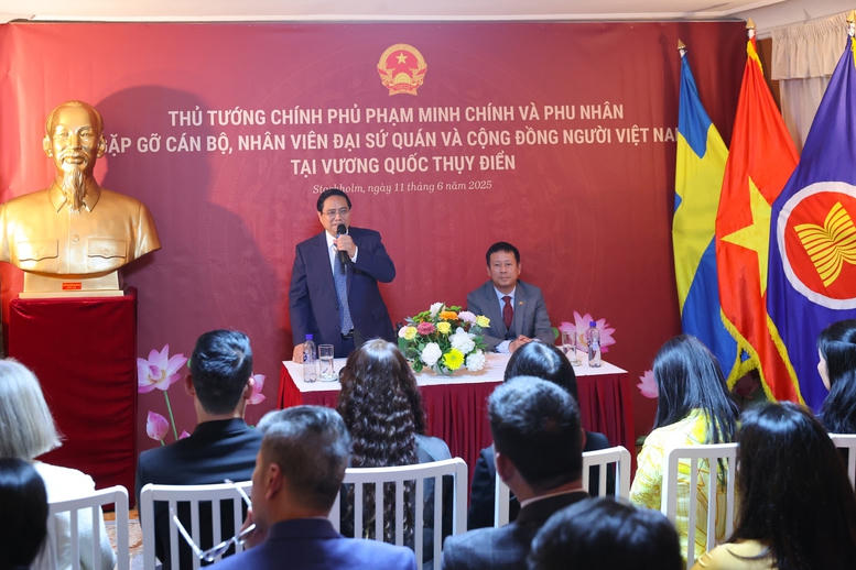 Thủ tướng gặp gỡ kiều bào tại Thụy Điển: 'Tự lo được cho mình cũng là yêu nước'