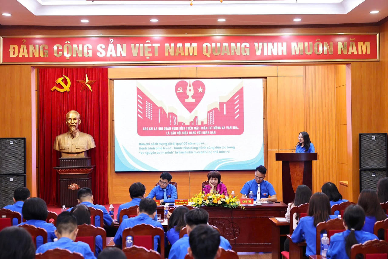 Nhà báo trẻ tiêu biểu thuộc Đoàn Thanh niên Chính phủ báo công dâng Bác