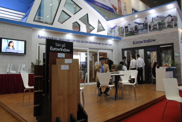 Triển lãm Vietbuild 2016: Khách hàng ấn tượng với sản phẩm mới của Eurowindow