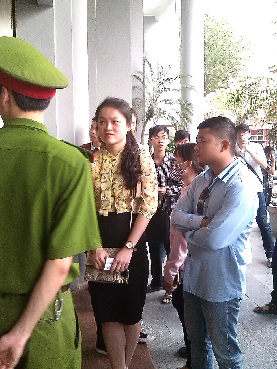 Chỉ bán tiền lưu niệm vào 2 buổi sáng cuối tuần