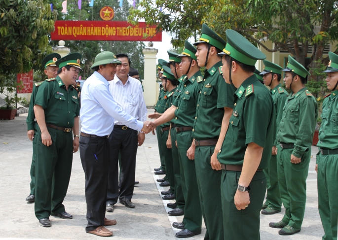 Phó Thủ tướng Trương Hòa Bình kiểm tra tuyến biên giới Long An