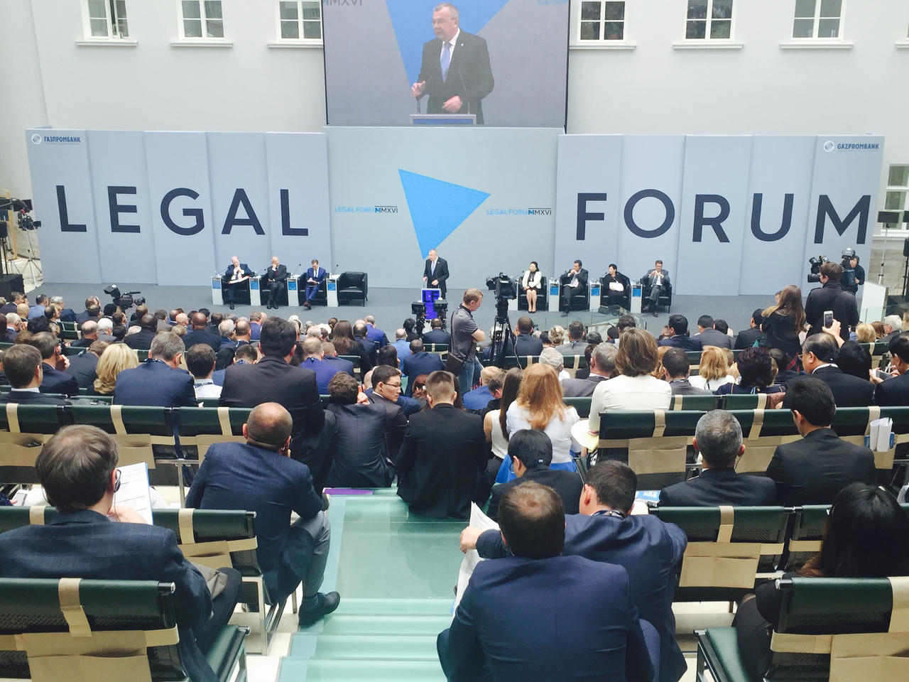 Thứ trưởng Trần Tiến Dũng tham dự Diễn đàn pháp lý quốc tế Xanh Pê-téc-bua lần thứ 6 