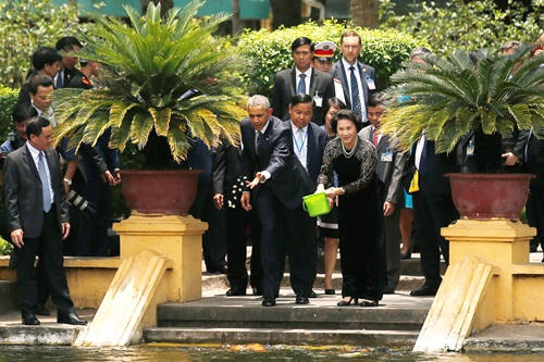 Tổng thống Mỹ Obama và Chủ tịch Quốc hội Việt Nam Nguyễn Thị Kim Ngân thăm Nhà sàn Bác Hồ 