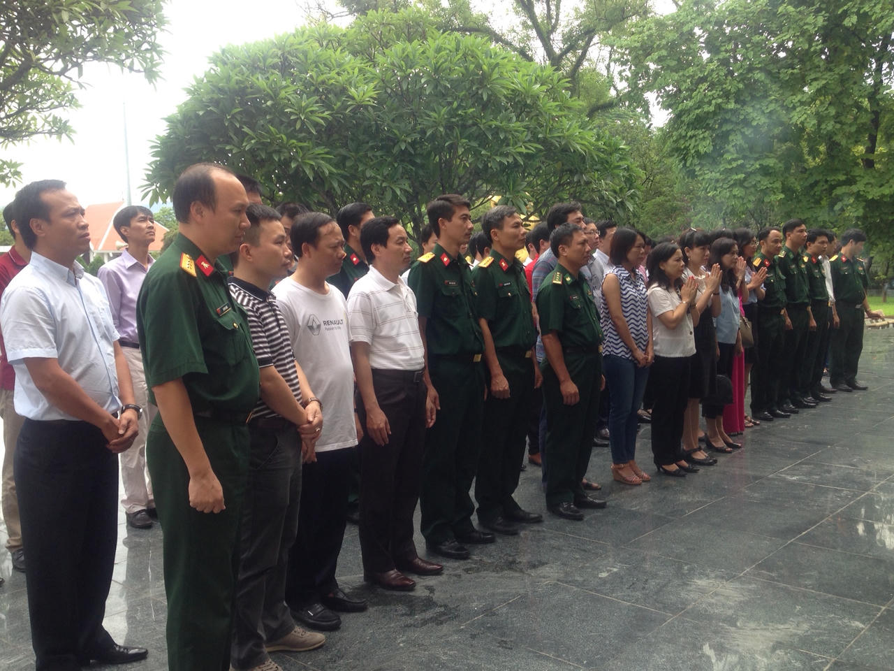 Dâng hương tri ân các Anh hùng liệt sỹ Điện Biên Phủ
