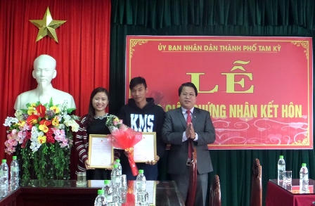 Xúc động những Lễ Trao giấy chứng nhận kết hôn