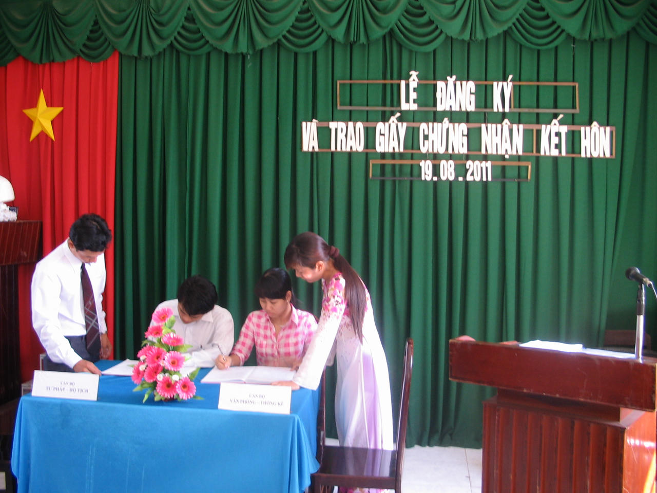 “Lễ cưới pháp luật” của những cặp vợ chồng nghèo