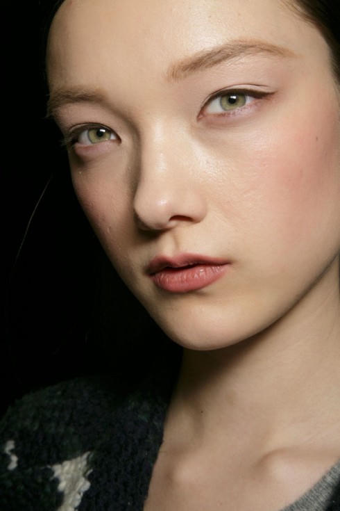 Cách kẻ mắt bán mắt mèo