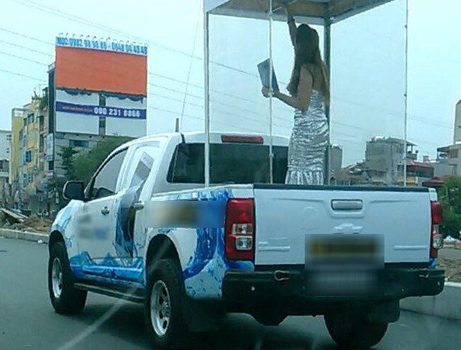 Hết trò, đưa người mẫu vào lồng kính diễu phố, liền bị phạt 