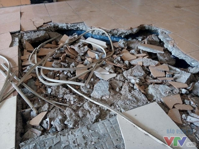  Sụt lún sâu khoảng 40 cm. 