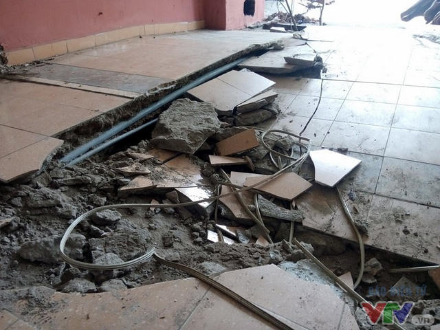  Gạch lát sàn nát vụn, lộ cả cát, vữa ở phía dưới. 