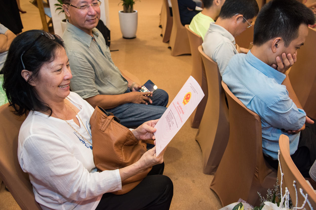 Bàn giao 100 sổ đỏ cho chủ biệt thự Flamingo