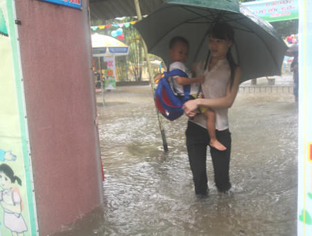 Hà Nội: học sinh mầm non được về nhà tránh bão