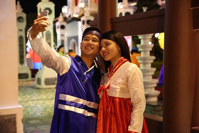 Choáng ngợp lễ hội đèn lồng khổng lồ lớn nhất Miền Trung