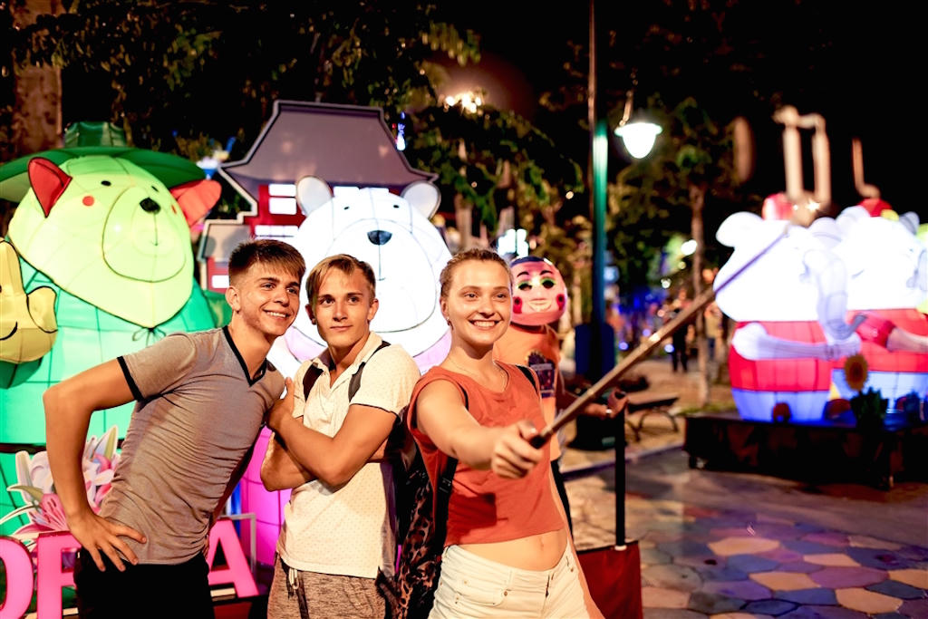 Choáng ngợp lễ hội đèn lồng khổng lồ lớn nhất Miền Trung