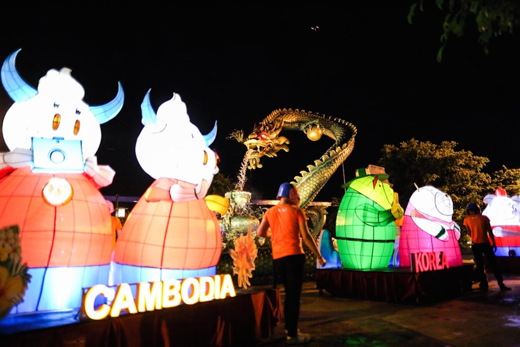 Choáng ngợp lễ hội đèn lồng khổng lồ lớn nhất Miền Trung