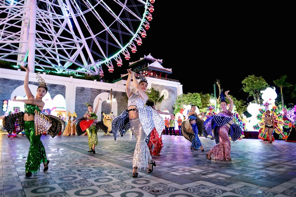 Choáng ngợp lễ hội đèn lồng khổng lồ lớn nhất Miền Trung