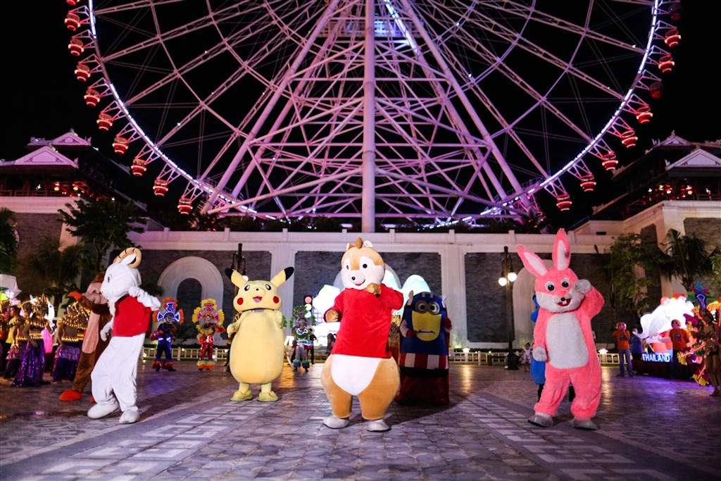 Choáng ngợp lễ hội đèn lồng khổng lồ lớn nhất Miền Trung