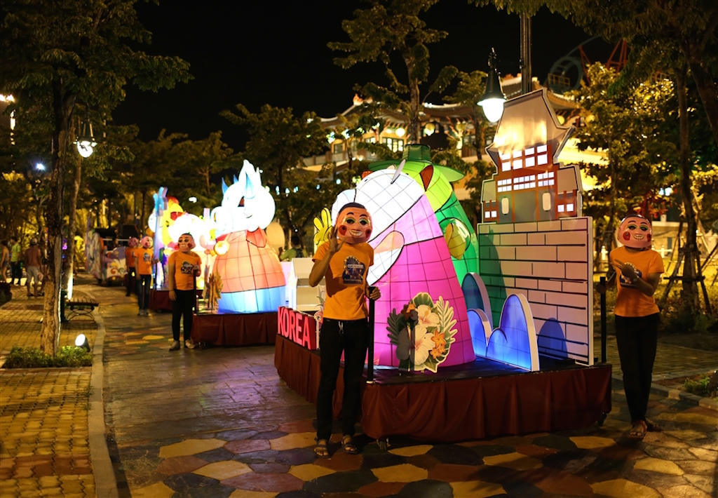 Choáng ngợp lễ hội đèn lồng khổng lồ lớn nhất Miền Trung