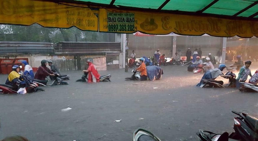 Mưa lớn, Sài Gòn chìm trong biển nước, giao thông ách tắc