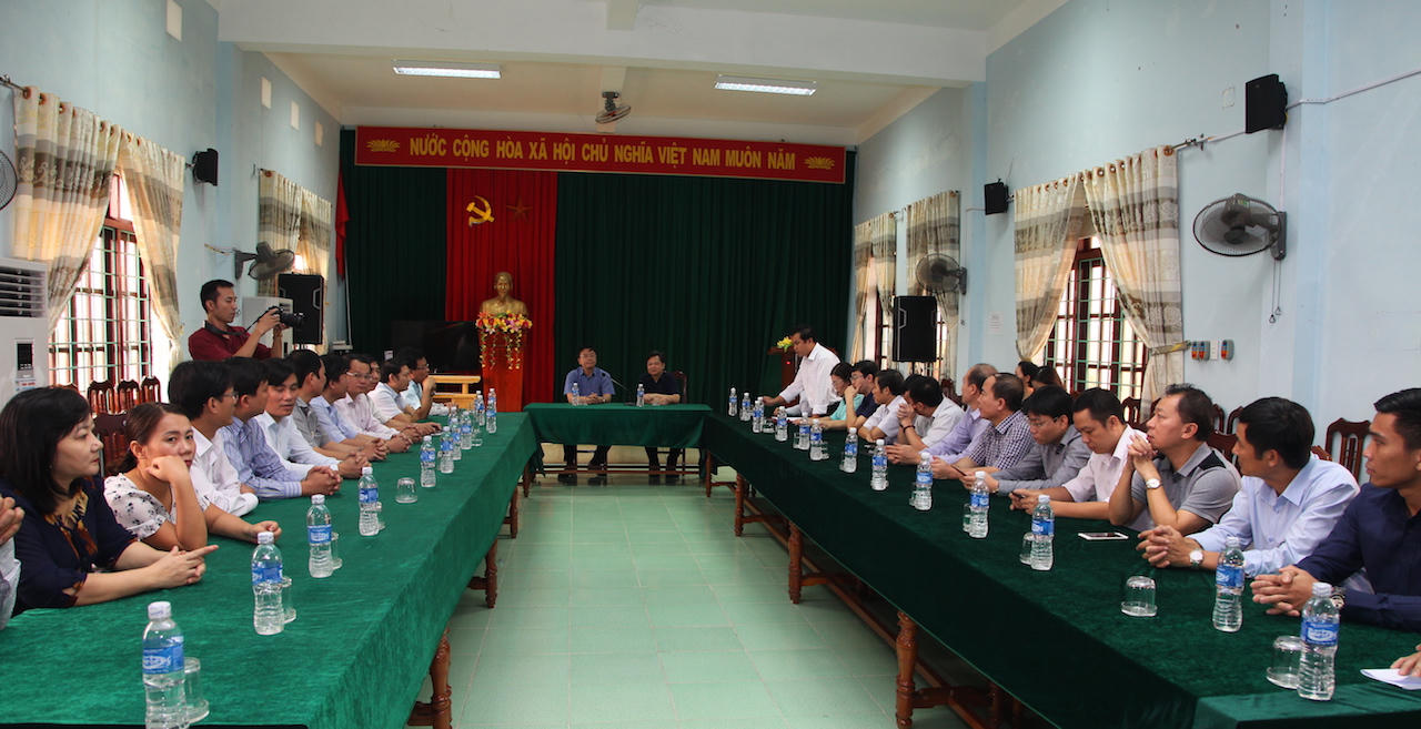 Bộ trưởng Tư pháp Lê Thành Long trao quà cho người dân vùng lũ miền Trung