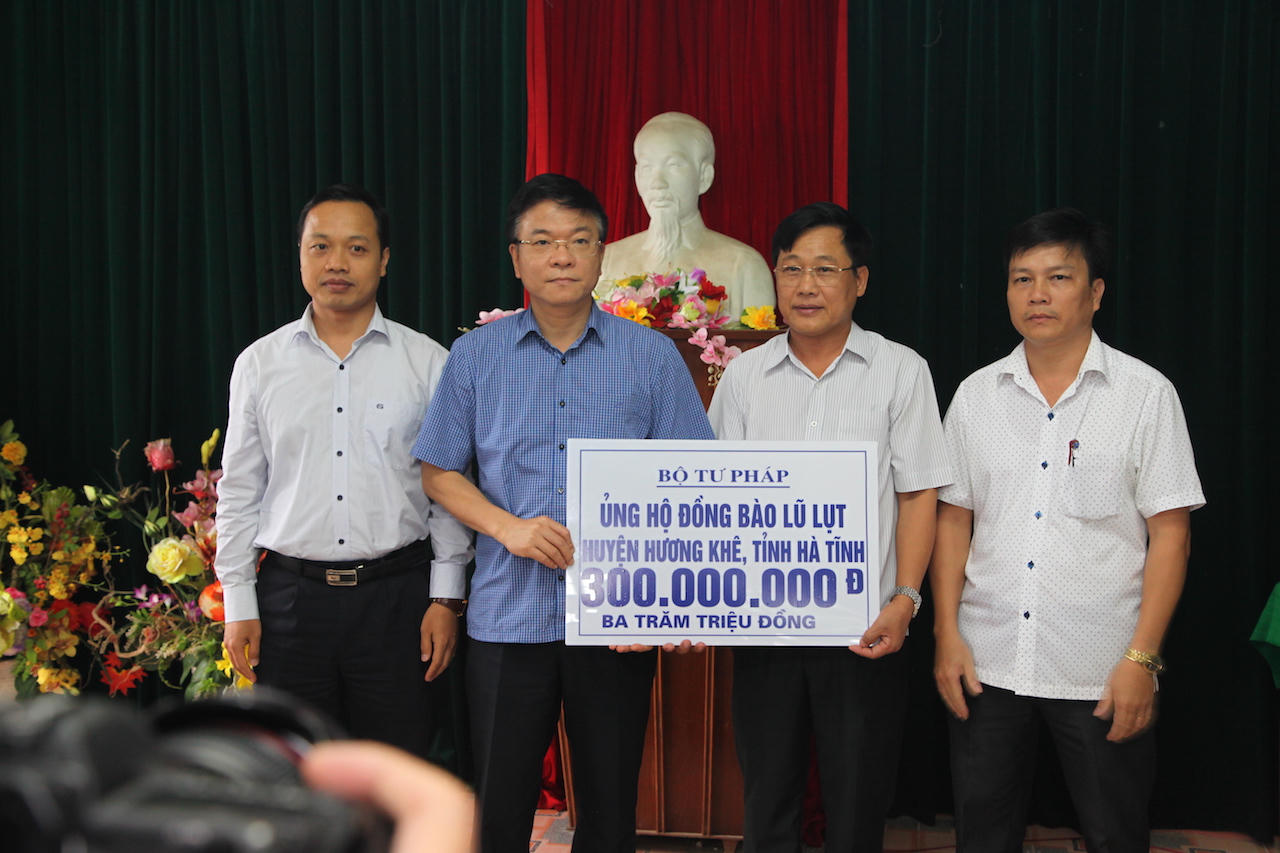 Bộ trưởng Tư pháp Lê Thành Long trao quà cho người dân vùng lũ miền Trung