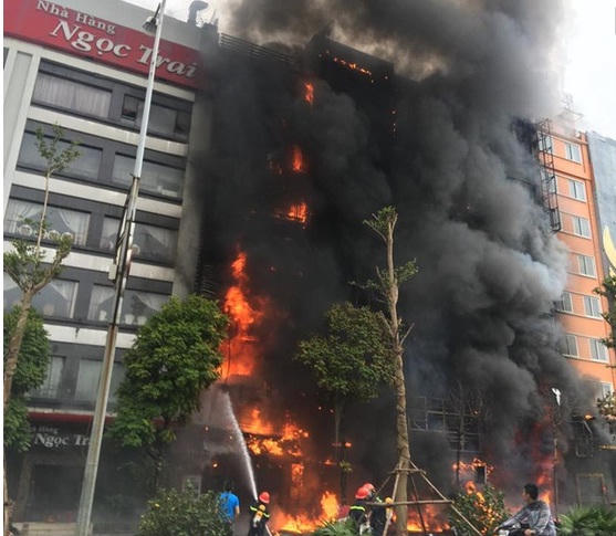 Cầu Giấy: “Lột” biển quảng cáo, kiểm tra nhà nghỉ