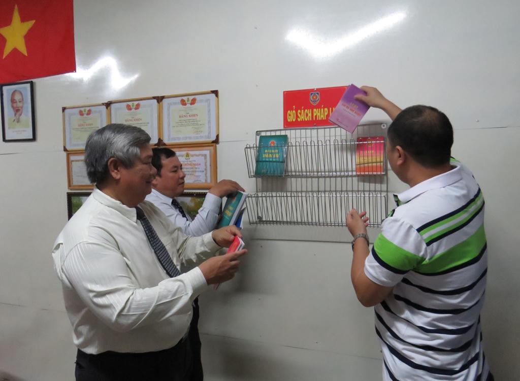 Hàng nghìn công nhân dự Ngày hội Pháp luật ở Bình Dương 