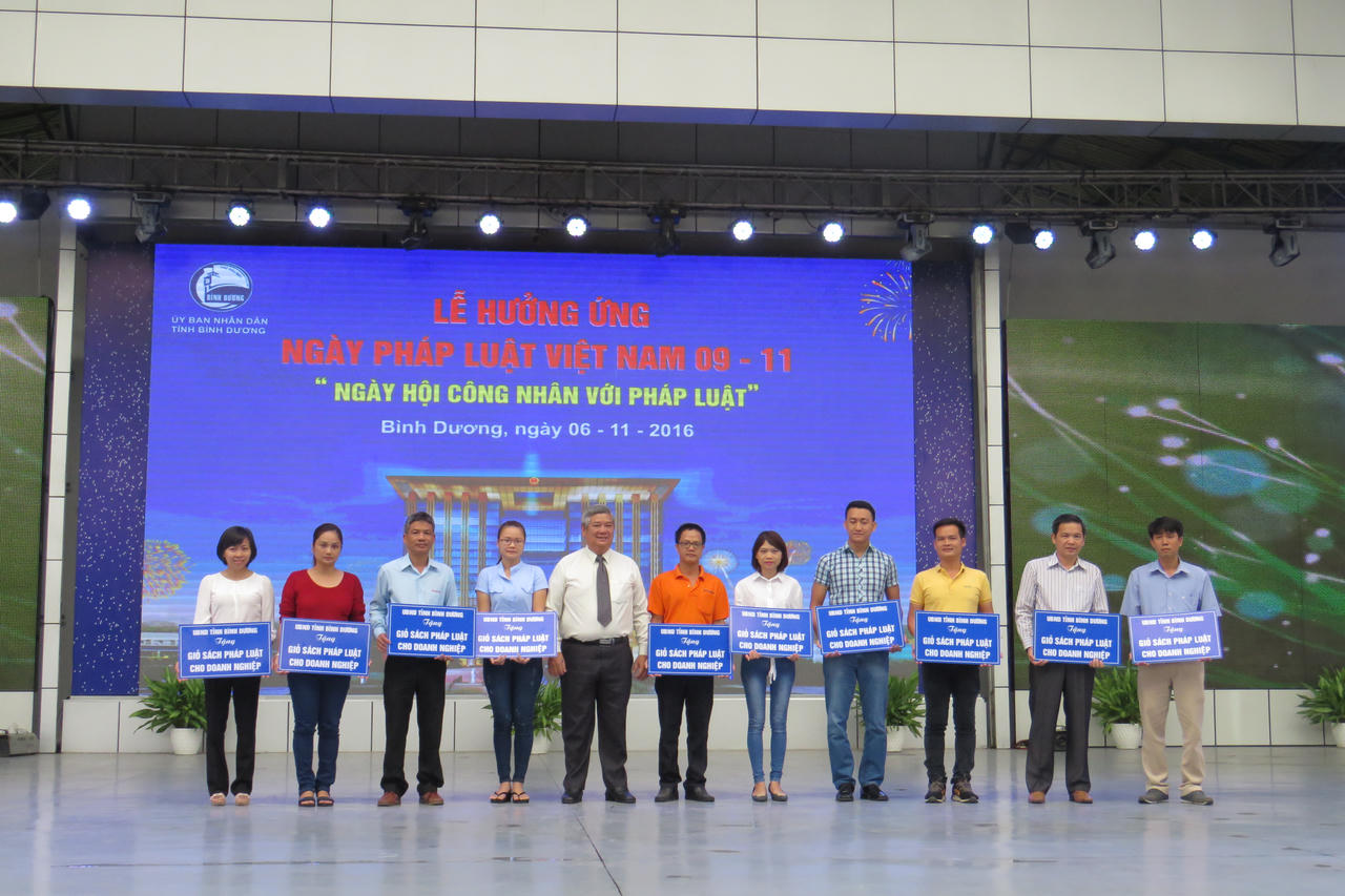 Hàng nghìn công nhân dự Ngày hội Pháp luật ở Bình Dương 