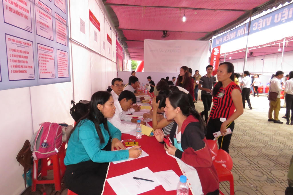 Hàng nghìn công nhân dự Ngày hội Pháp luật ở Bình Dương 