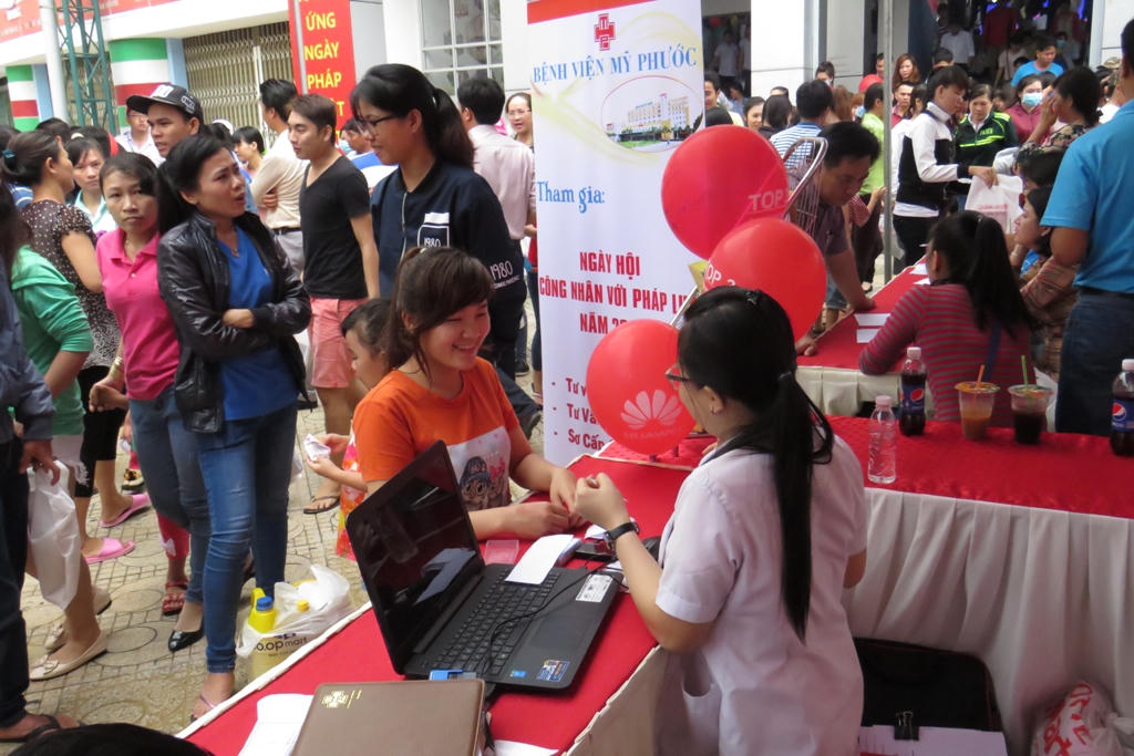 Hàng nghìn công nhân dự Ngày hội Pháp luật ở Bình Dương 