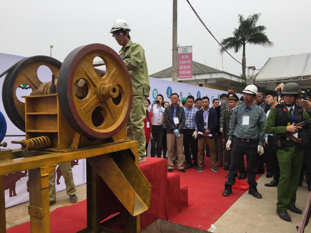 Hàng tấn ngà voi bị nghiền thành bột trước khi đem tiêu huỷ 