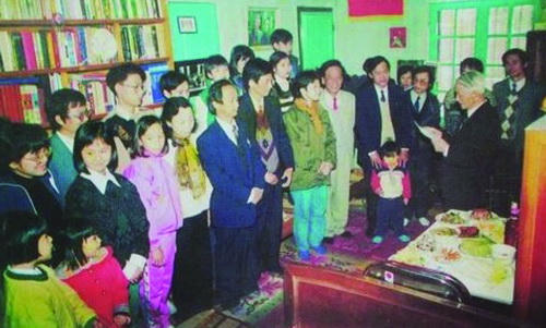 Sinh thời những ngày lễ, Tết, cụ Nguyễn Lân thường đứng trước bàn thờ kể chuyện, tri ân công đức tổ tiên, của những người đã khuất trước bầy con cháu sắp hàng đều tăm tắp trước mâm cỗ cúng.