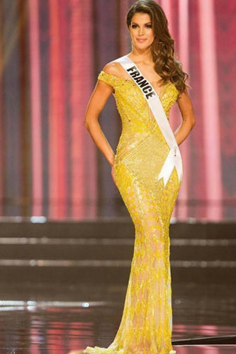 Ngắm Tân Hoa hậu Hoàn vũ với 2 bộ váy của nhà thiết kế Việt Nam