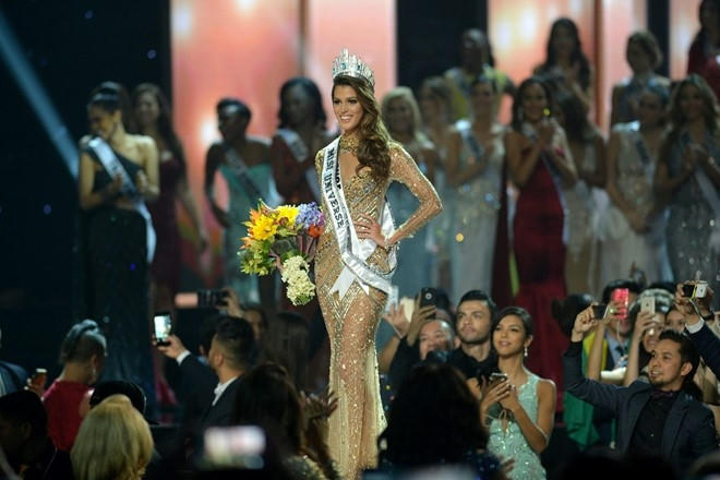 Ngắm Tân Hoa hậu Hoàn vũ với 2 bộ váy của nhà thiết kế Việt Nam