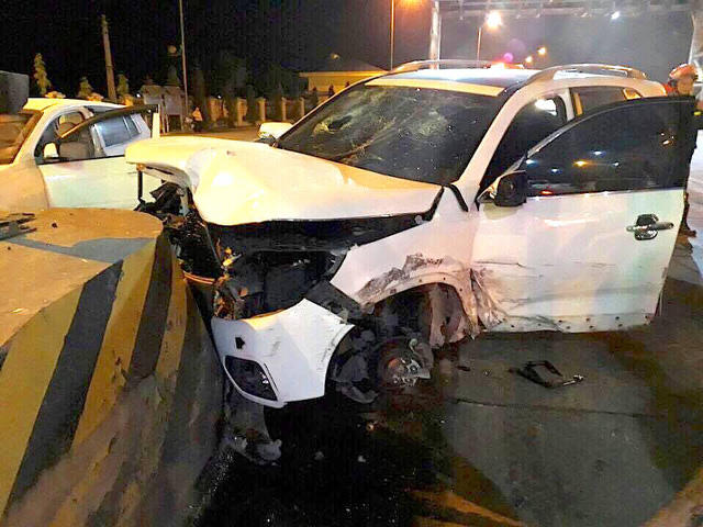 Hy hữu: Xe nổ lốp đâm vào mố cầu, 5 người trong gia đình bị thương