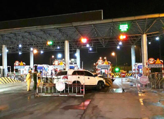 Hy hữu: Xe nổ lốp đâm vào mố cầu, 5 người trong gia đình bị thương