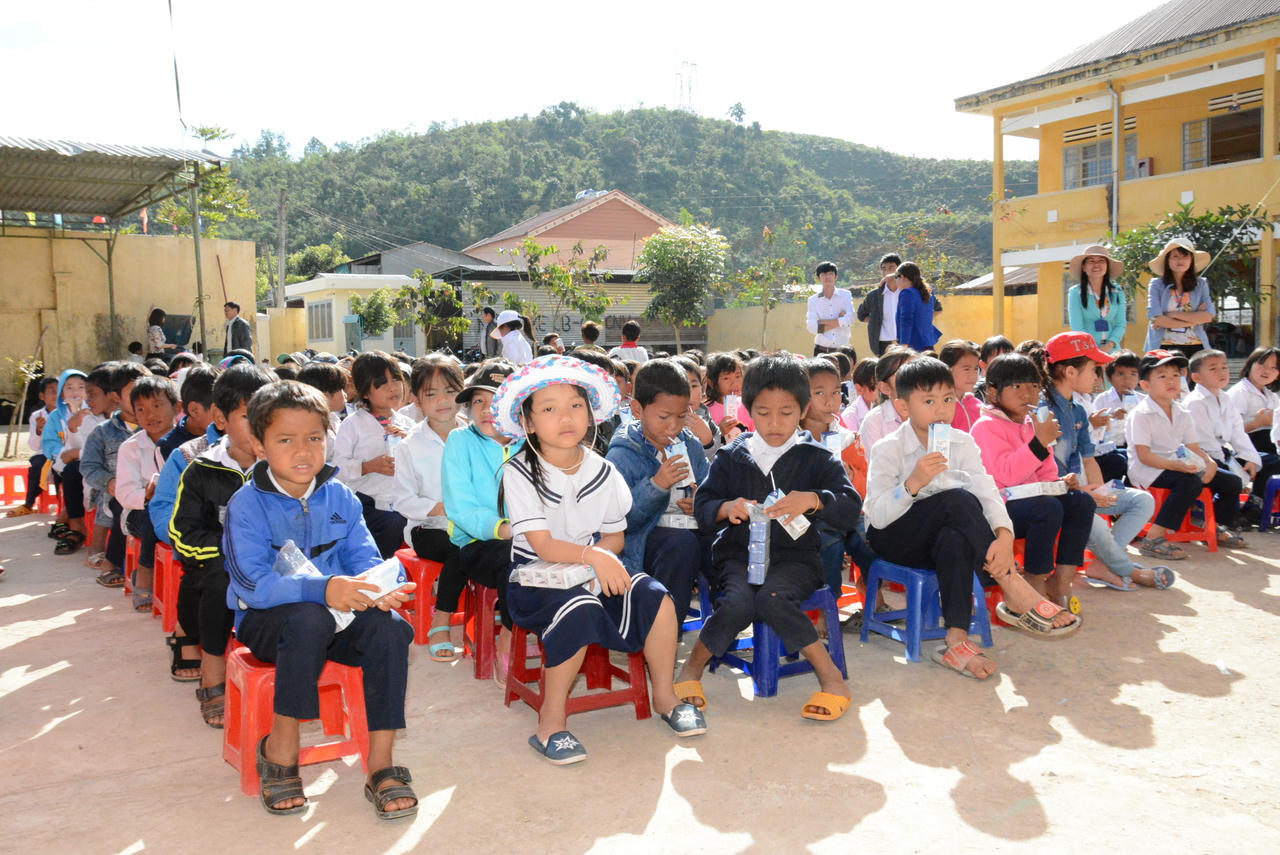 Tặng sữa TH school MILK cho hàng ngàn học sinh tại Lâm Đồng