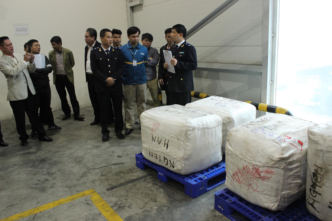 Phát hiện 3 lô hàng chứa số lượng lớn lá Khát và vẩy tê tê