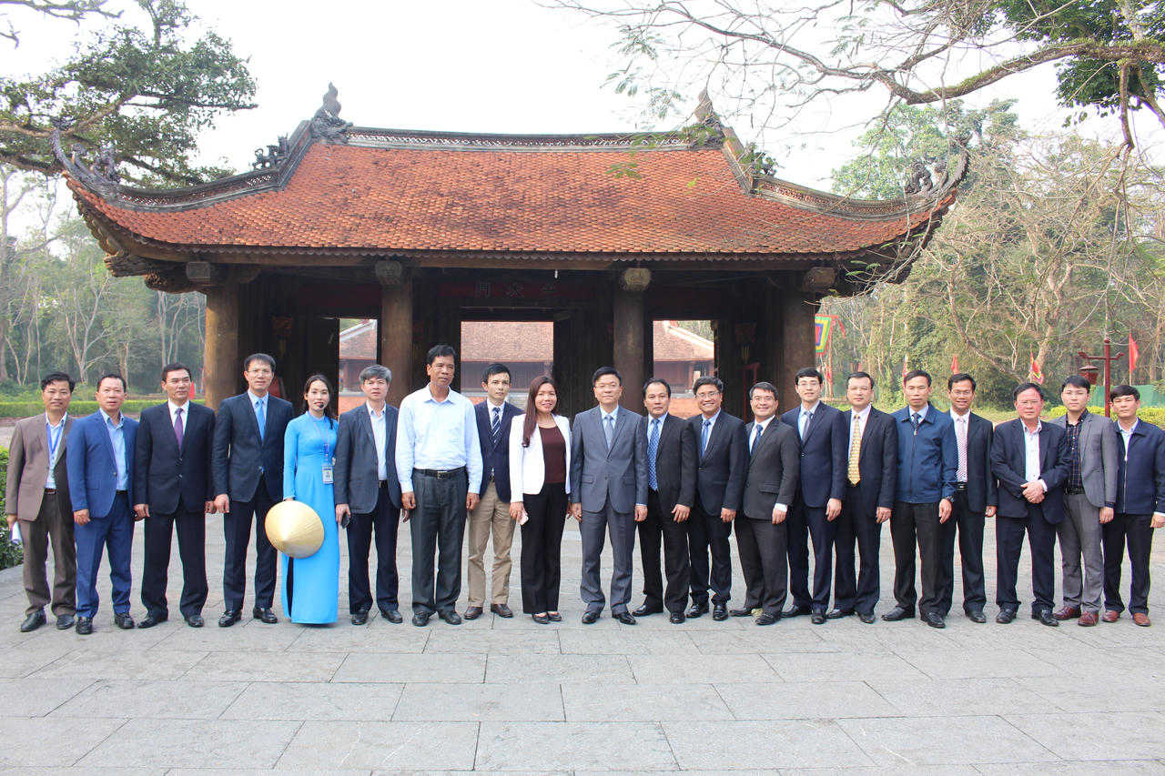 Bộ trưởng Lê Thành Long dâng hương tại Khu di tích Lam Kinh