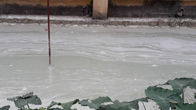 Mương thoát nước chung cụm công nghiệp Lai Xá và Nghĩa trang nhân dân Tây Tựu lúc nào cũng đặc sánh bởi nước thải từ trạm trộn bê tông này xả ra.