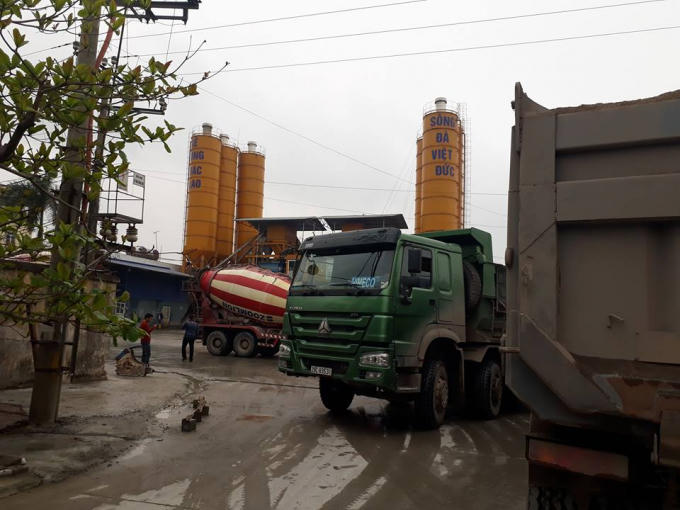 Nhiều xe tải hoạt động ngày, đêm tại trạm trộn này.