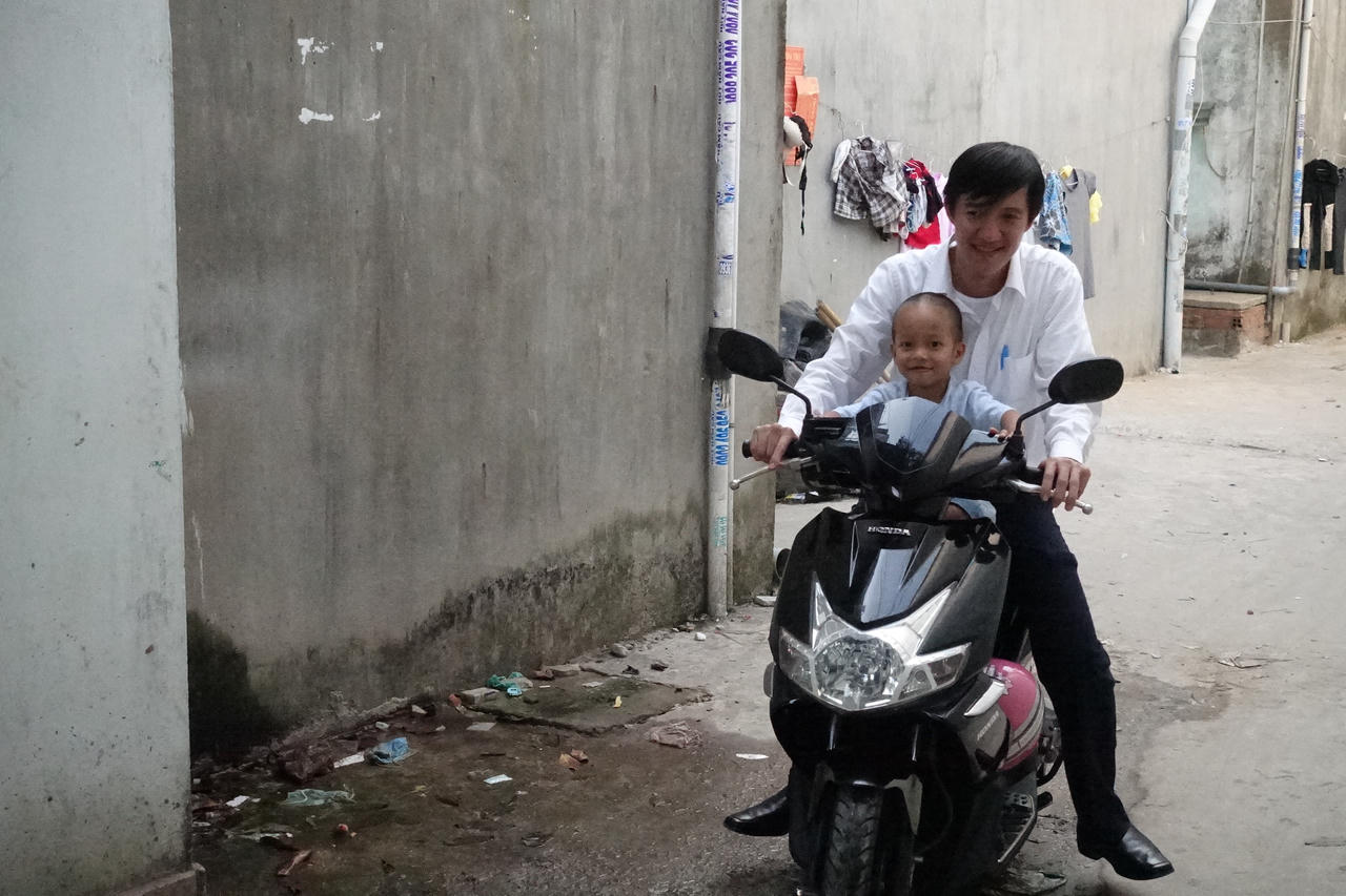 Cuộc sống bé Đạt “xếp dép” và mẹ đã đầy ắp niềm vui 