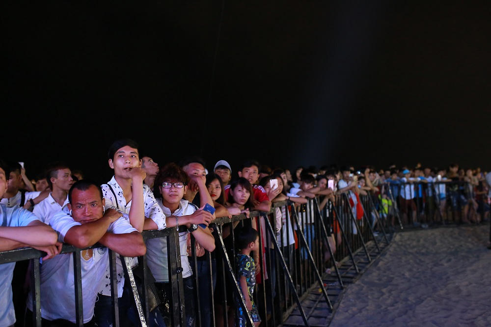 Khán giả Sầm Sơn cuồng nhiệt trong đêm nhạc EDM bãi biển