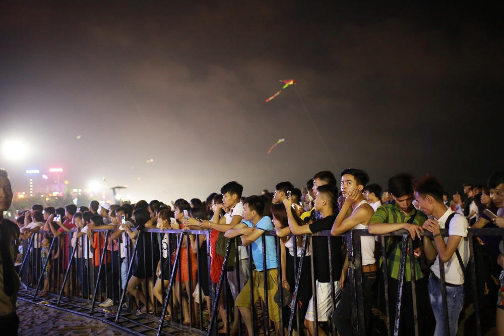 Khán giả Sầm Sơn cuồng nhiệt trong đêm nhạc EDM bãi biển