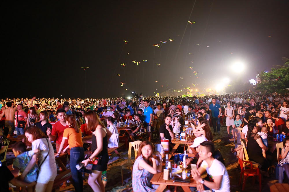 Khán giả Sầm Sơn cuồng nhiệt trong đêm nhạc EDM bãi biển