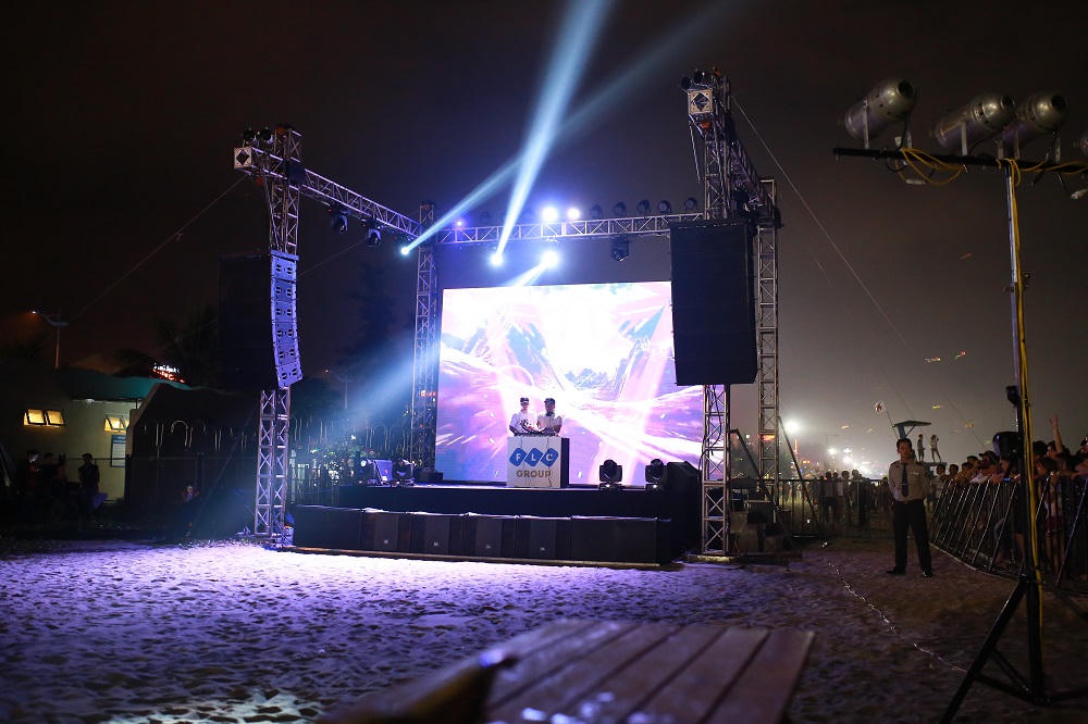 Khán giả Sầm Sơn cuồng nhiệt trong đêm nhạc EDM bãi biển