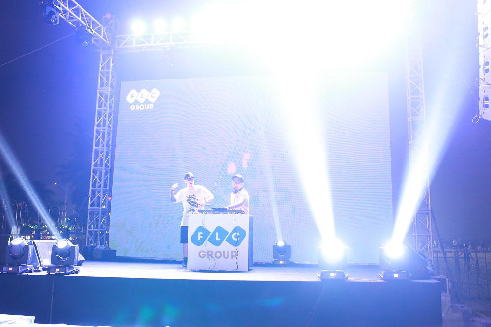 Khán giả Sầm Sơn cuồng nhiệt trong đêm nhạc EDM bãi biển