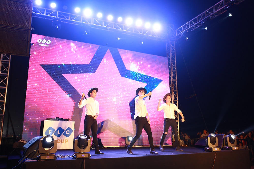 Khán giả Sầm Sơn cuồng nhiệt trong đêm nhạc EDM bãi biển